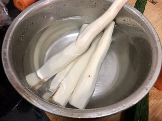 4、木耳炒山药,山药削皮清洗备用