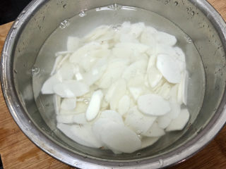 7、木耳炒山药,山药切片，清水浸泡，以免氧化变黑