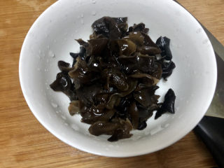 8、木耳炒山药,木耳在流动水下揉搓洗净，撕成小朵