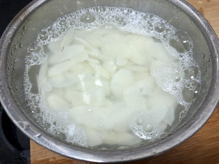 12、木耳炒山药,捞出备用，可以避免山药粘液过多