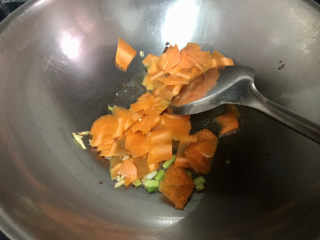 21、木耳炒山药,加入胡萝卜片中小火煸炒半分钟