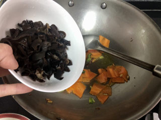 22、木耳炒山药,加入木耳翻炒半分钟