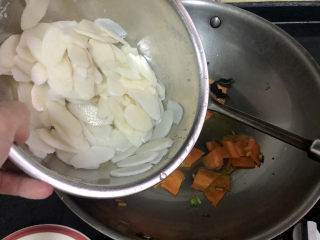 23、木耳炒山药,加入山药片翻炒半分钟