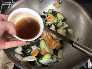 25、木耳炒山药,加入调味汁，中大火翻炒一分钟