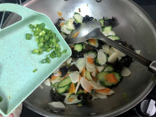 26、木耳炒山药,最后撒上葱绿末，翻炒均匀出锅