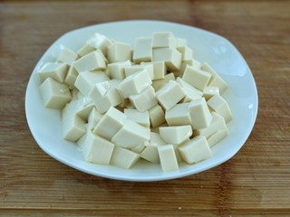 2、麻婆豆腐,豆腐切成小四方块