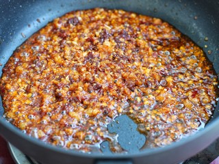 9、麻婆豆腐,再放蒜末炒香