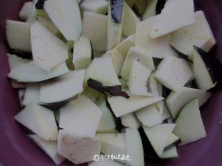 1、糖醋茄子,.茄子洗净，切滚刀块，不用去皮；撒1小勺盐拌匀，腌制10分钟