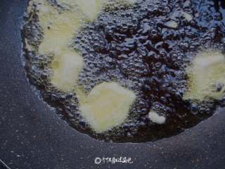 4、糖醋茄子,锅里油烧热至7-8成热，将茄子一个个慢慢下入油锅炸，炸至茄子金黄酥脆即可捞出控油