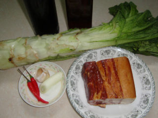 1、莴笋炒腊肉,食材