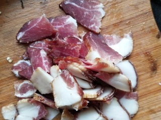 2、青椒腊肉片,切成片