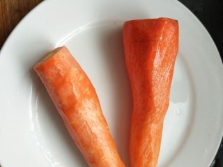 3、青椒腊肉片,胡萝卜洗净去皮