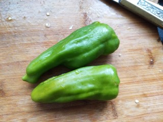 4、青椒腊肉片,青椒清洗干净