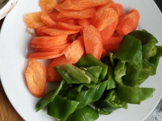 5、青椒腊肉片,胡萝卜青椒都切成片