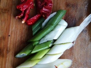 6、青椒腊肉片,备好葱和辣椒