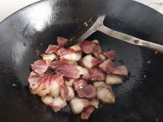 7、青椒腊肉片,热锅入油放点花椒再放腊肉翻炒