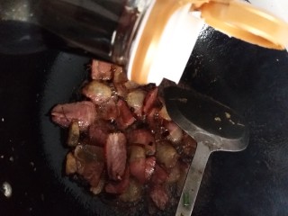 8、青椒腊肉片,加入生抽继续翻炒