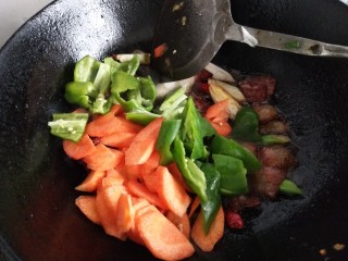 10、青椒腊肉片,加入胡萝卜青椒片