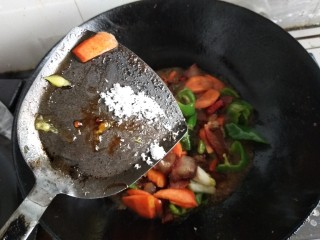 11、青椒腊肉片,加入少许盐