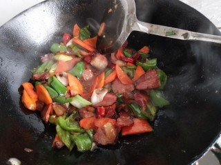 12、青椒腊肉片,翻炒均匀