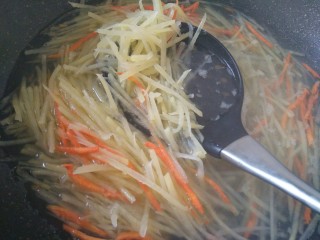 4、鱼香土豆丝,到中状态：土豆丝变软变透明状，就可以捞出