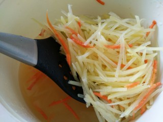 5、鱼香土豆丝,放凉水中拔凉（控水）