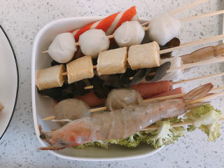 2、四川冒菜,洗干净后用竹签串起来，并放入锅内烫熟备用。