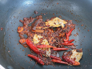 7、四川冒菜,锅内热油，加入全部香料，再加生抽，老抽，蚝油，芝麻香油，白糖等调味。