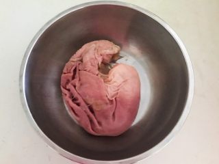 1、春节餐桌必备  芥末猪肚丝,把猪肚放入盆中