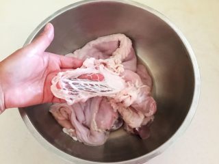 7、春节餐桌必备  芥末猪肚丝,把猪肚边缘有很多猪油