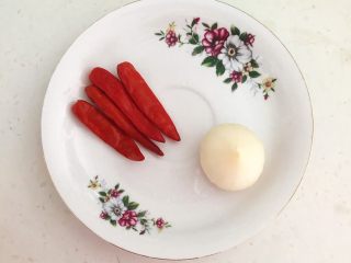 25、春节餐桌必备  芥末猪肚丝,小米辣清洗干净，独头蒜剥皮