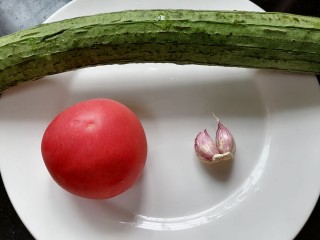 1、番茄炒丝瓜,准备好所需材料
