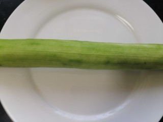 2、番茄炒丝瓜,丝瓜去皮后并清洗干净