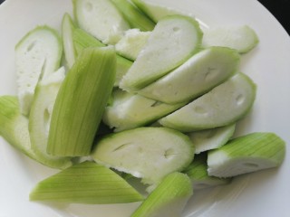 3、番茄炒丝瓜,将丝瓜滚刀切切成块状