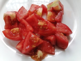 4、番茄炒丝瓜,将番茄洗干净切成小块