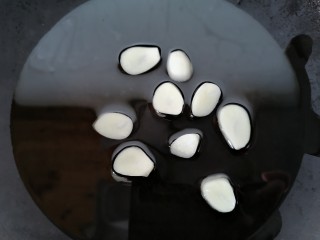 6、番茄炒丝瓜,锅内放油烧热放入蒜片煸炒香