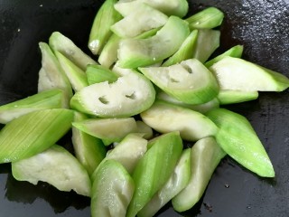 8、番茄炒丝瓜,翻炒至丝瓜变色