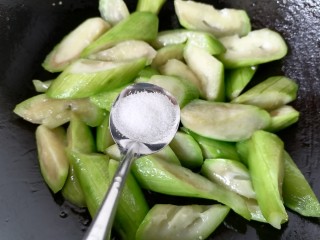 9、番茄炒丝瓜,加入一勺盐调味