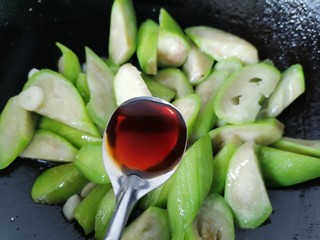 10、番茄炒丝瓜,加入一勺生抽提鲜