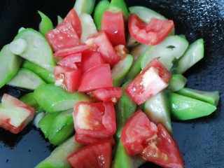 11、番茄炒丝瓜,放入番茄一同翻炒