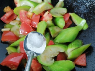 12、番茄炒丝瓜,加入少许白糖去除番茄酸味
