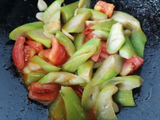 13、番茄炒丝瓜,翻炒均匀入味即可出锅