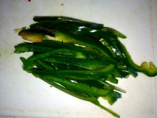 2、炝拌杏鲍菇,青椒切丝