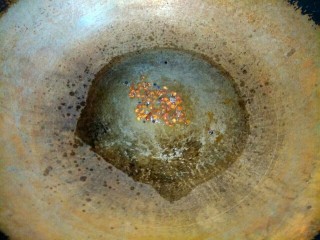 10、炝拌杏鲍菇,锅中放入适量适量植物油，爆香花椒，捞出花椒不要