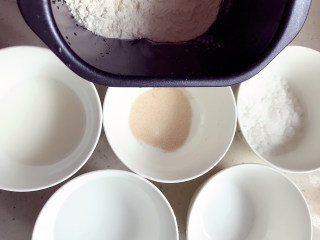 1、汁多味美的鲜肉包,准备食材。