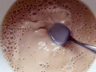 2、汁多味美的鲜肉包,酵母用温水化开。