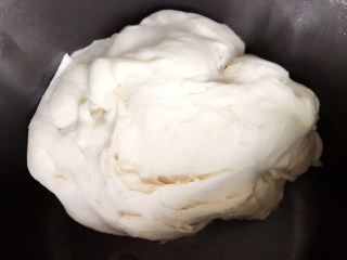 3、汁多味美的鲜肉包,倒入面粉中，所有材料混合，揉面做到"三光"标准（面光、手光、盆光）。我比较懒直接放入面包机，用和面程序两次，取出状态是不沾手。柔软有劲，表皮光亮。