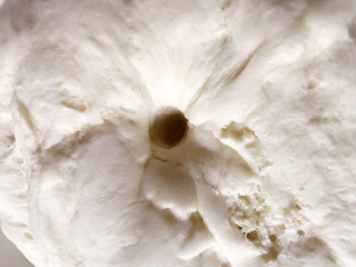 4、汁多味美的鲜肉包,将和好的面团放入容器盖上盖子，放置在温暖的地方发酵，也可以放置在温水上发酵。我是直接放入烤箱，发酵60分钟左右至两倍大，手戳个洞不塌不回弹即可取出。