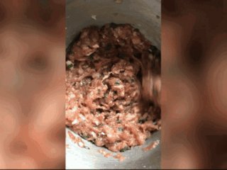 6、汁多味美的鲜肉包,水分3次加入，每加一次，用筷子顺时针快速搅至肉馅发干，筷子感觉有明显阻力，再加入下一次水，重复2次，直至肉馅变干阻力变大为止。拌匀的肉馅加盖密封，放入冰箱冷藏1小时。