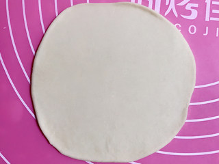 7、汁多味美的鲜肉包,取出面团分割成12份，覆膜松弛10分钟。冬天室温松弛时间可延长5～10分钟，揉面，挤出里面的气泡，揉到光滑无气泡。用擀面杖擀出中间厚，边缘薄的面皮就可以，实在不会擀，边缘用手捏薄也完全可行。